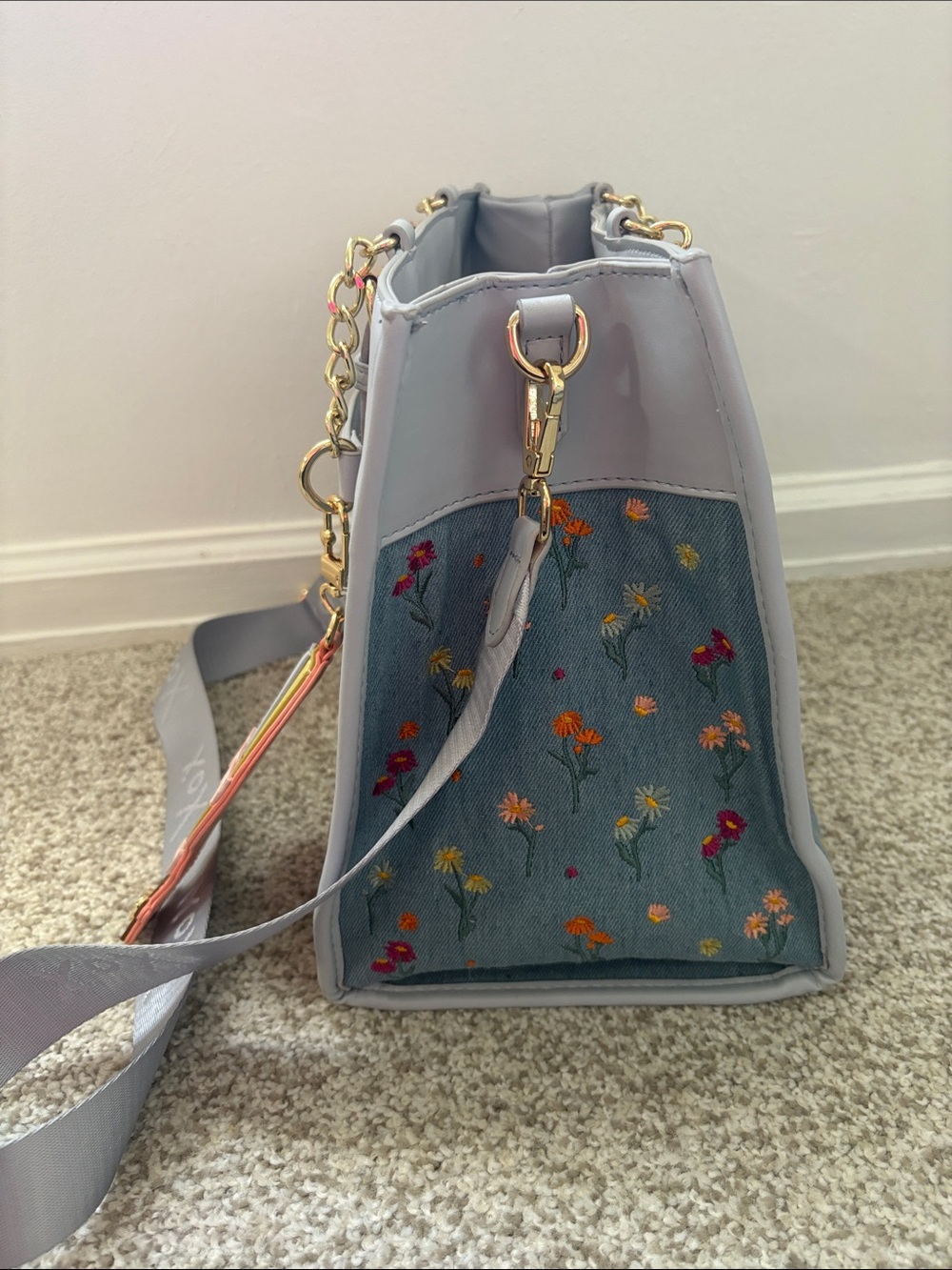 Betsey Johnson Light Blue Floral Shoulder Bag with Pastel Hot Air Balloon Charm - Picture 3 of 8